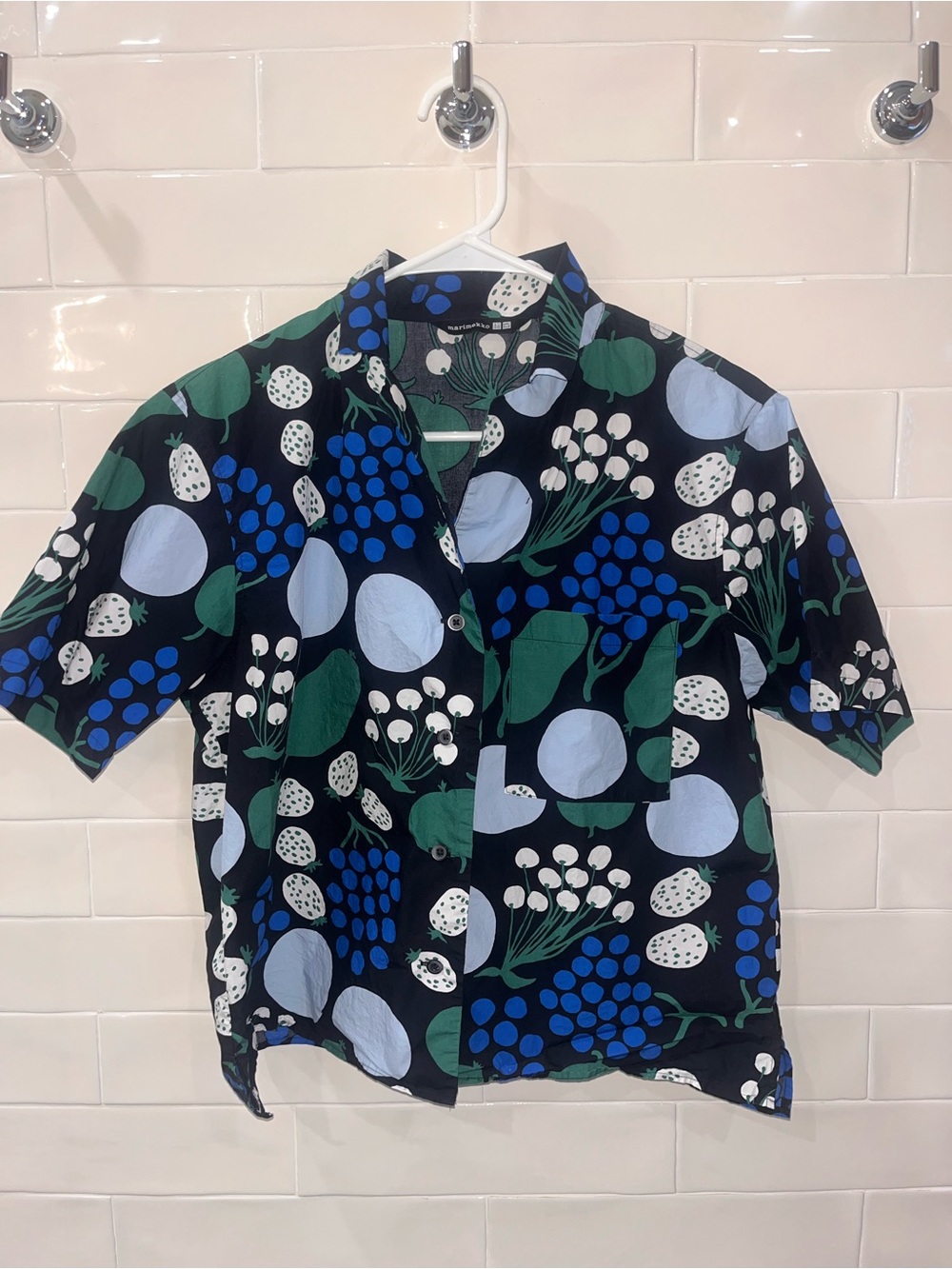 RARE Uniqlo x Marimekko Limited Edition Fruit Print Button-Up Shirt Sz XS - Picture 9 of 9